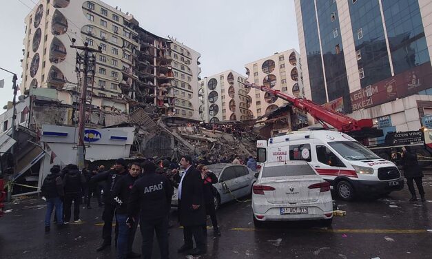 Nagy erejű földrengés Törökországban, legkevesebb százhúszan meghaltak