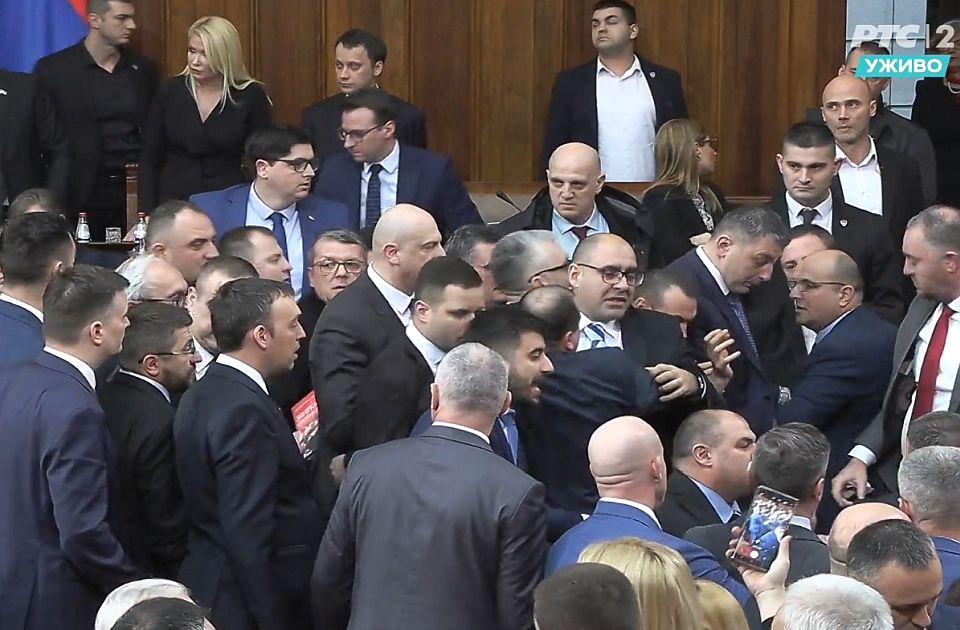 Káosz a parlamentben: lökdösődés, bekiabálás, sértegetések (videó)