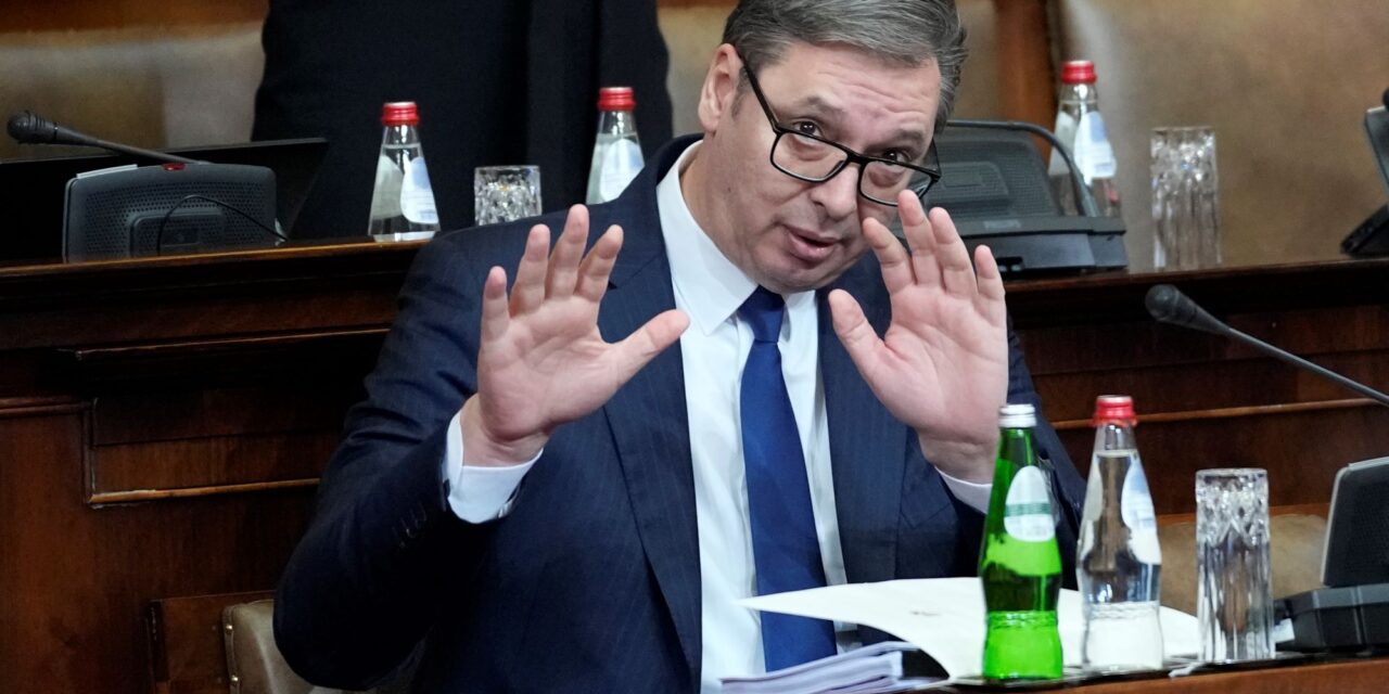 Három percig állva tapsolták Vučićot