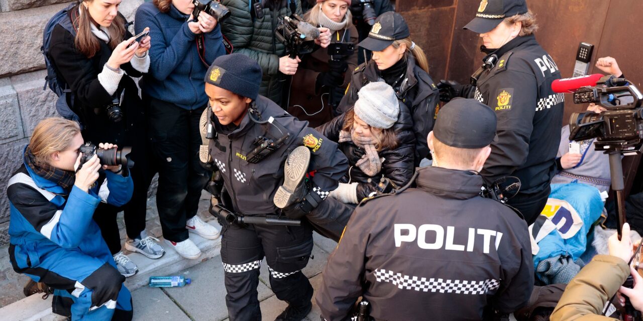 Kétszer is elvitték a rendőrök a norvég minisztériumok előtt tüntető Greta Thunberget