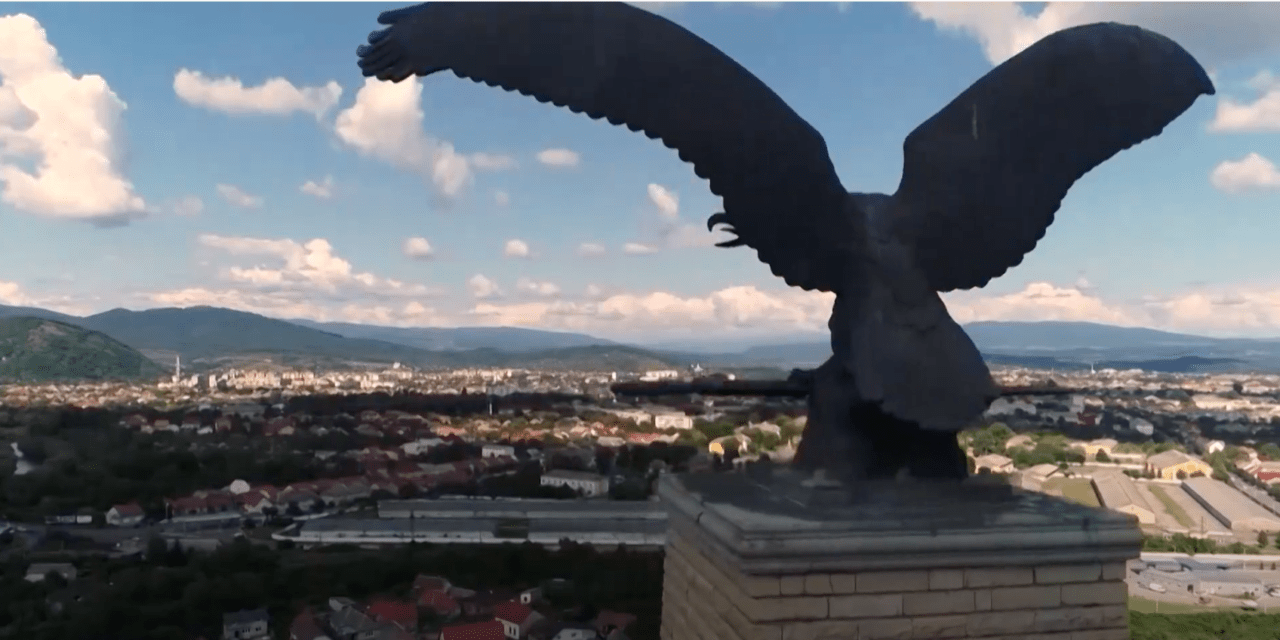 Beperelték a munkácsi városi tanácsot a turul ledöntése miatt