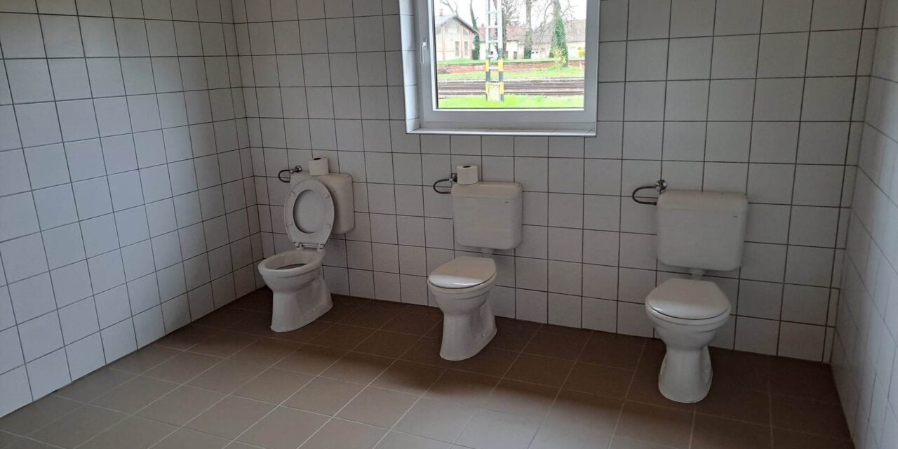 Válaszfal nélküli vécék a Novák Katalin által felavatott, 400 milliós turisztikai központban