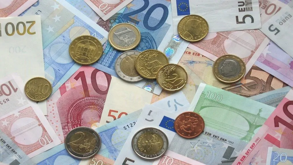 Az EU-ban tavaly csaknem 23 euró volt az átlagos órabér
