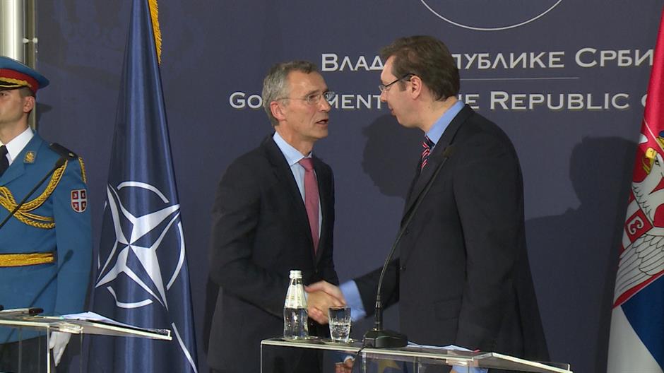 NATO összekötő: Stoltenberg főtitkár folyamatos kapcsolatot tart Vučić elnökkel