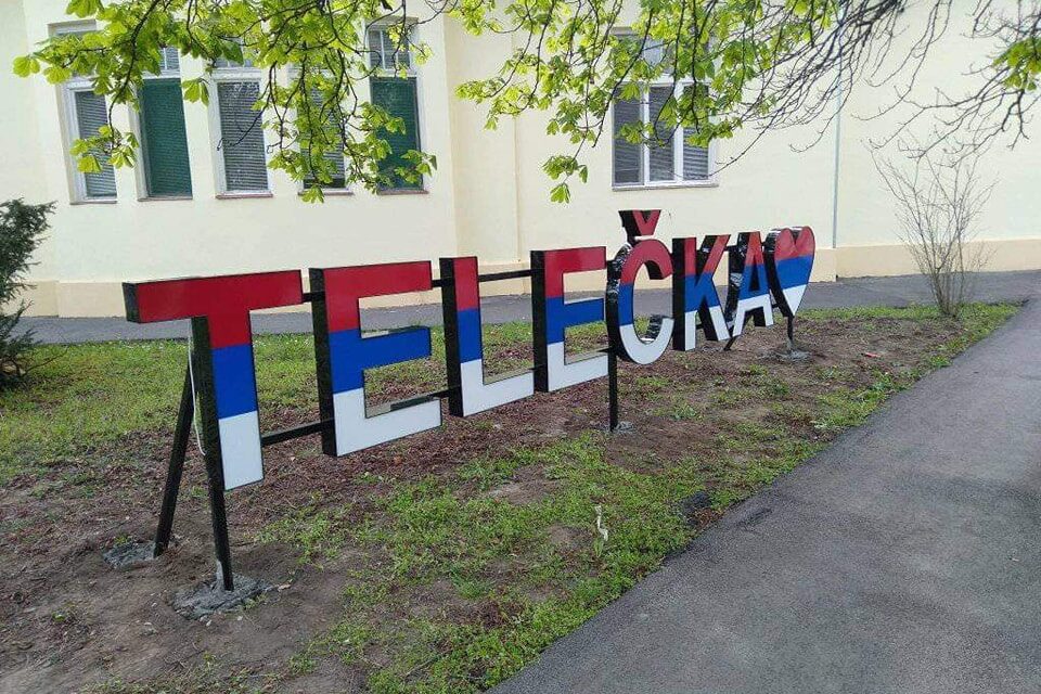 Már Bácsgyulafalva is szerb nemzeti színekben fénylik