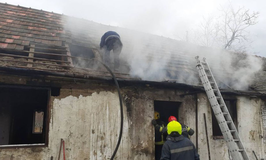 Hatalmas tűz egy családi házban Bajsán