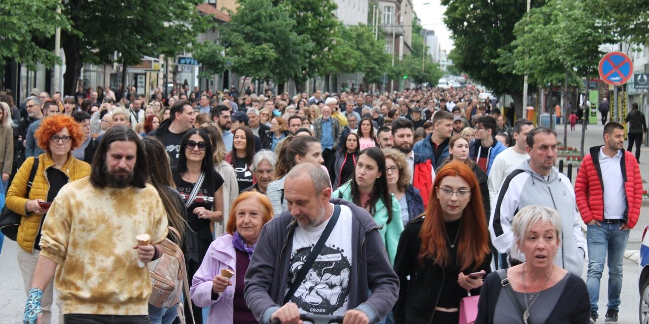 Ezrek tüntettek az erőszak ellen Kragujevacon