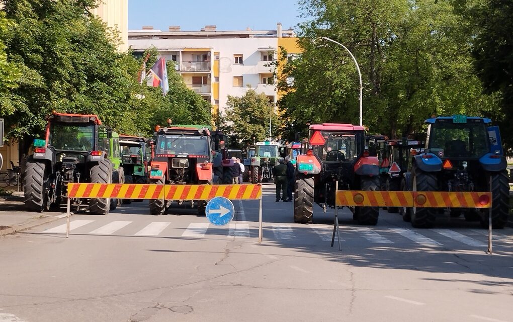Zentai gazdatüntetés: Ötven traktor, elégedetlen, de dolgozni akaró gazdák