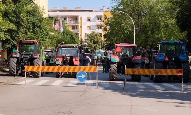 Zentai gazdatüntetés: Ötven traktor, elégedetlen, de dolgozni akaró gazdák
