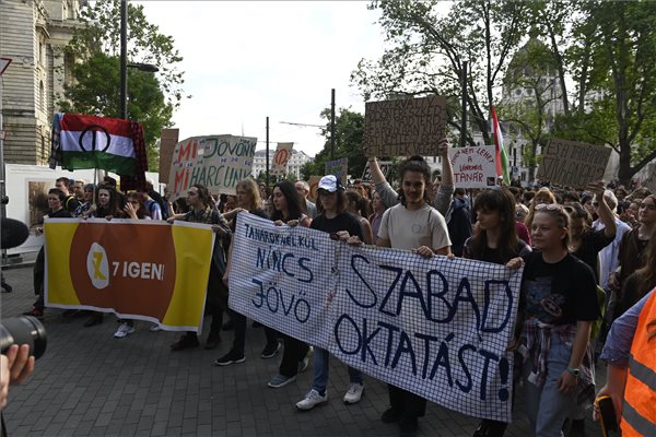 Ismét tüntettek Budapesten a diákok