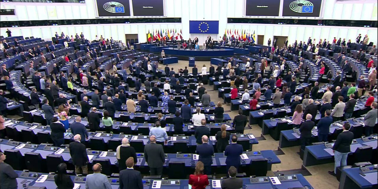 A szerbiai tömegmészárlás miatt egyperces néma csenddel indult az Európai Parlament ülése