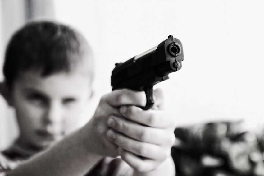 Visszavonták a 13 éves gyerek fegyverviselési engedélyét