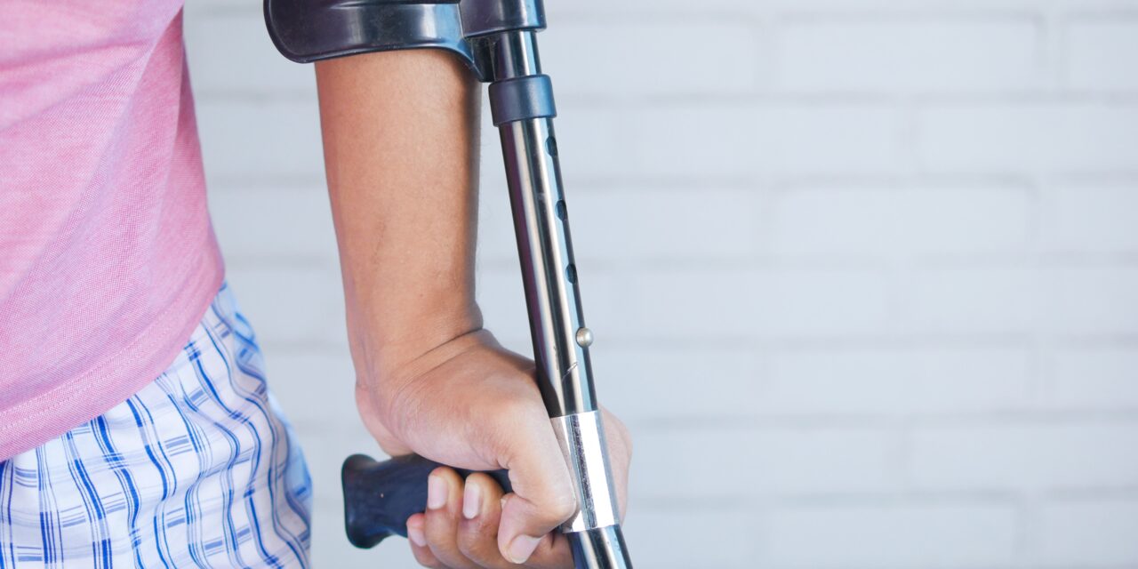 Agyimplantátum segítségével újra jár egy lebénult férfi