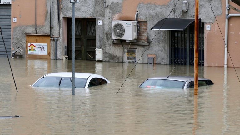 Nyolc ember meghalt, tízezer embert evakuáltak Észak-Olaszországban a súlyos áradások és földcsuszamlások miatt