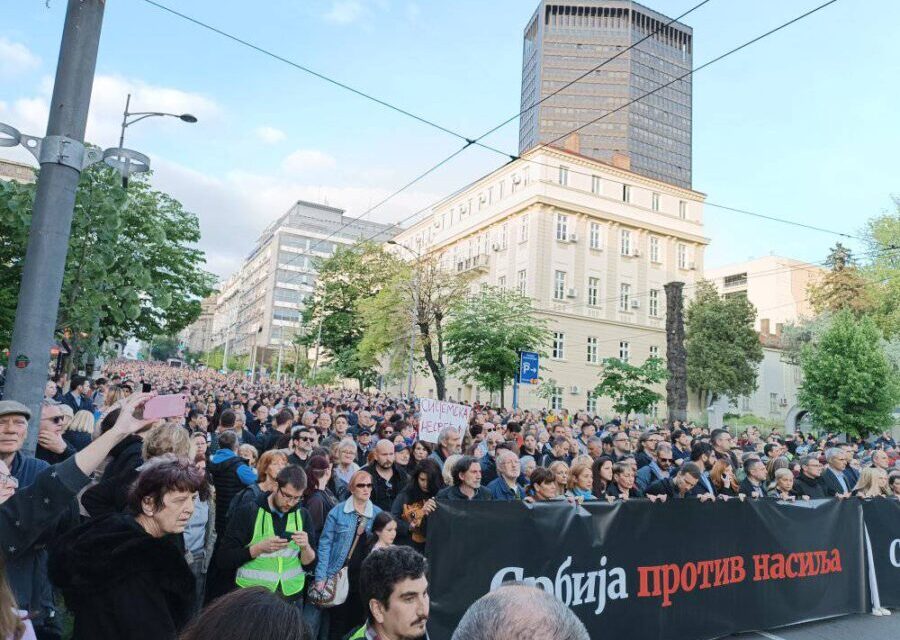 „Szerbia az erőszak ellen” – Ötvenezer ember tüntet Belgrád utcáin
