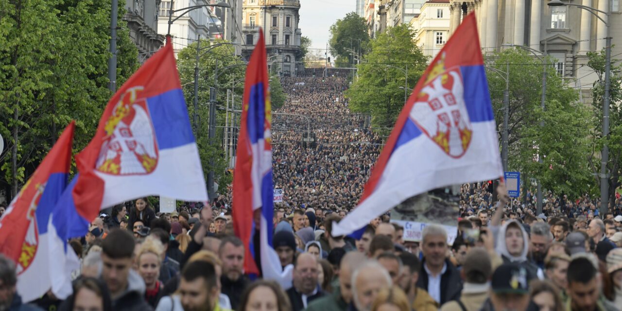 Az elmúlt 10 év legtömegesebb tüntetése zajlik Belgrádban, pártszimbólumok nélkül