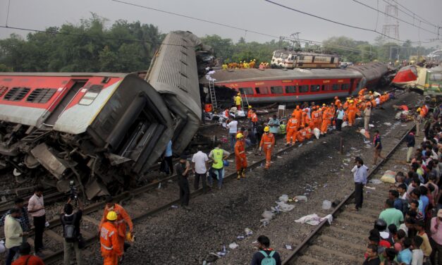 Háromszázan meghaltak egy vonatbalesetben Indiában